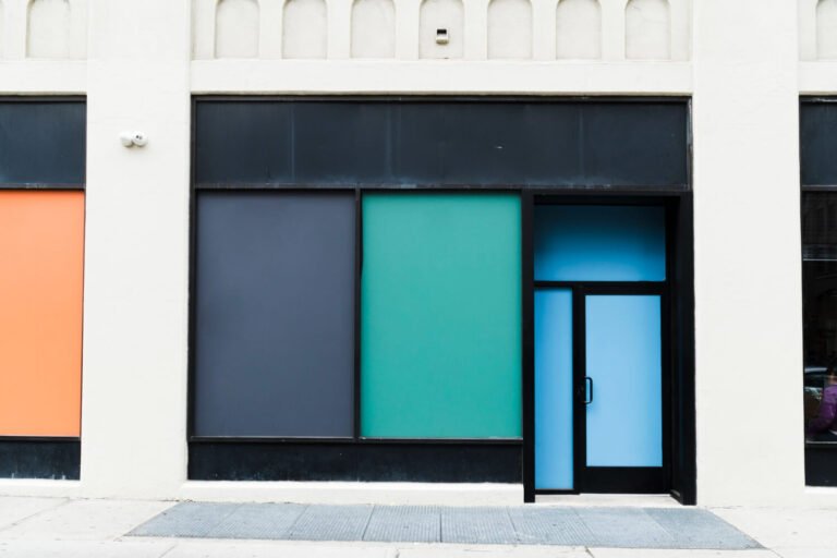 A Fachada Comercial: Mais do que uma Entrada, o Rosto da Sua Marca